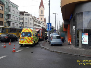 Mladá řidička se v Plzni zastavila až o semafor