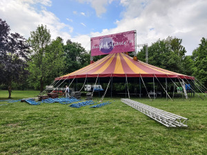 V Borském parku roste cirkusové šapitó, nabídne představení pro rodiny i světelnou show Camera Obscura