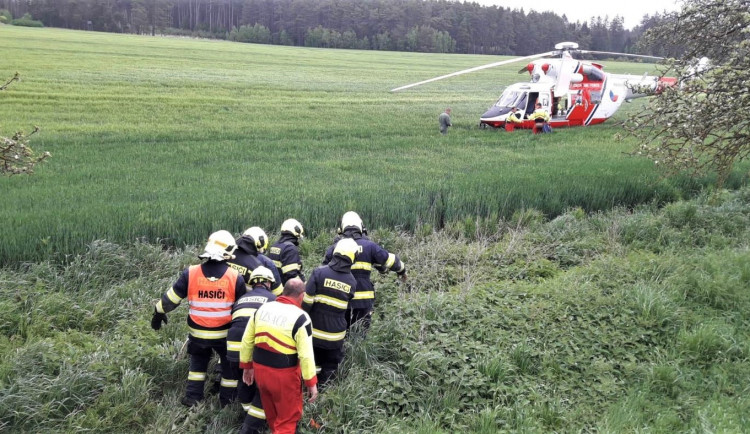 Po nárazu auta do stromu na Tachovsku bojuje spolujezdec muž o život, transportoval ho vrtulník do nemocnice