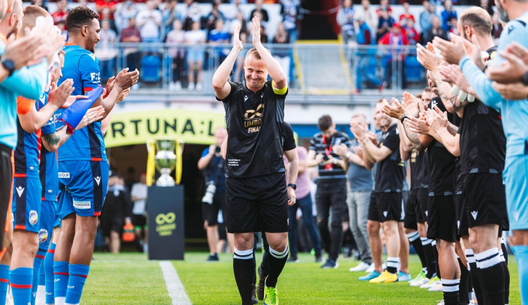 Limberský se rozloučil s kariérou v exhibičním utkání, jeho výběr Zlaté éry porazil aktuální mistry 6:5
