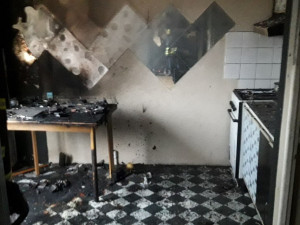 Závada při nabíjení elektroskútru způsobila požár bytu, jeden člověk se při hašení nadýchal zplodin