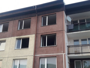 Závada při nabíjení elektroskútru způsobila požár bytu a statisícové škody, jeden člověk se nadýchal zplodin