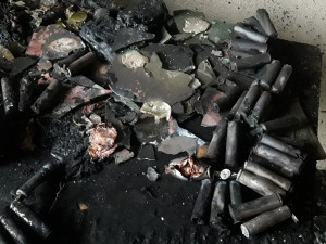 Závada při nabíjení elektroskútru způsobila požár bytu a statisícové škody, jeden člověk se nadýchal zplodin