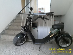 Závada při nabíjení elektroskútru způsobila požár bytu a statisícové škody, jeden člověk se nadýchal zplodin