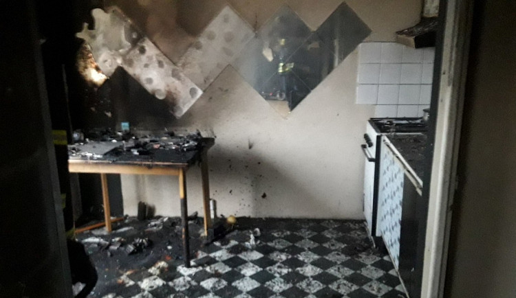 Závada při nabíjení elektroskútru způsobila požár bytu a statisícové škody, jeden člověk se nadýchal zplodin