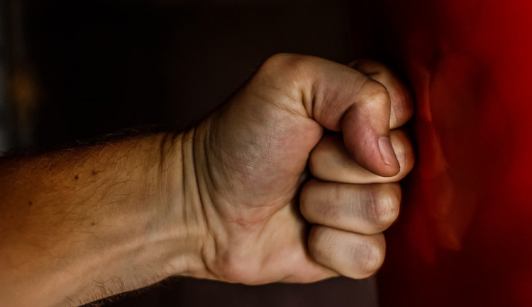 Sousedce vyrvala vlasy a dala jí pár facek. Zasloužila si to, vysvětlila žena z Brna