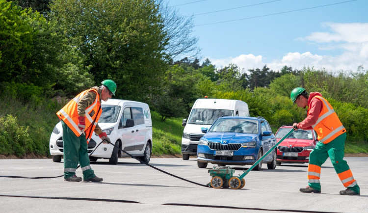 Silničáři dokončili opravu 2,5 km dlouhého úseku silnice I/22 u Klatov, na dalších dvou stavbách se pracuje