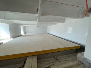 Deset metrů hluboký bazén je zatím zakrytý