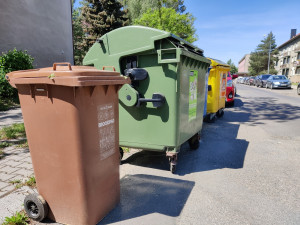 S bioodpadem by se mělo nakládat smysluplně, přesto obsah hnědých popelnic končí na skládce
