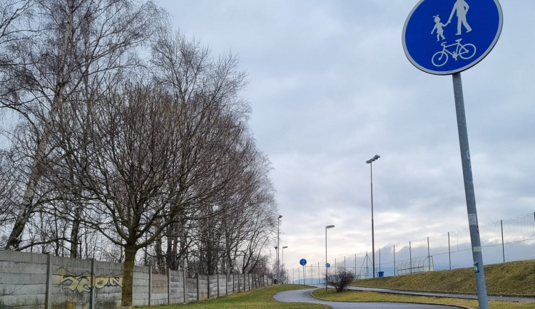 Cyklistu má na silnici chránit vyhrazený pruh. Jejich pravidla veřejnost často nezná