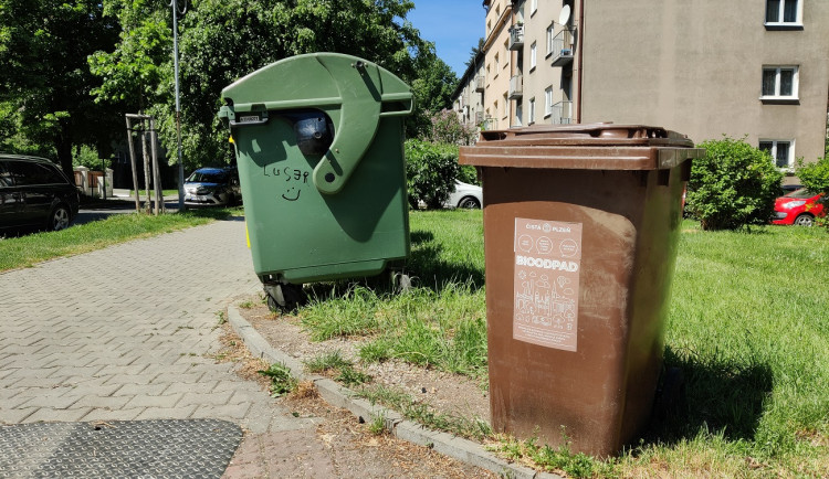 S bioodpadem by se mělo nakládat smysluplně, přesto obsah hnědých popelnic končí na skládce