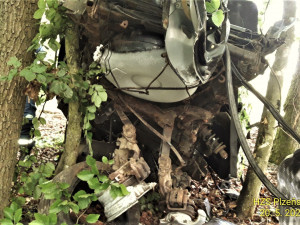 Osmnáctiletý řidič vyletěl se svým autem ze silnice do lesa a doslova ho pověsil na stromy