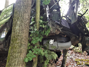 Osmnáctiletý řidič vyletěl se svým autem ze silnice do lesa a doslova ho pověsil na stromy