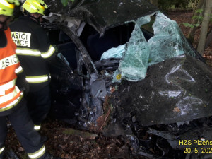 Osmnáctiletý řidič vyletěl se svým autem ze silnice do lesa a doslova ho pověsil na stromy