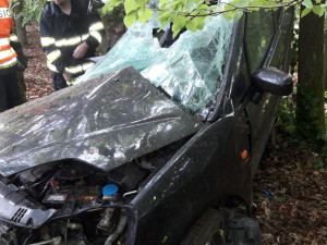 Osmnáctiletý řidič vyletěl se svým autem ze silnice do lesa a doslova ho pověsil na stromy