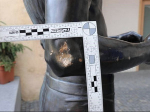 Takto dopadla socha při prvním útoku