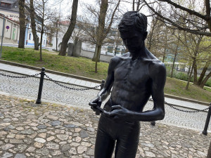 Vandal už podruhé během května zaútočil na populární sochu mladíka ve slipech, ulomil mu obě ruce