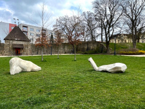 Vandal poničil ještě před zahájením výstavy i tato díla