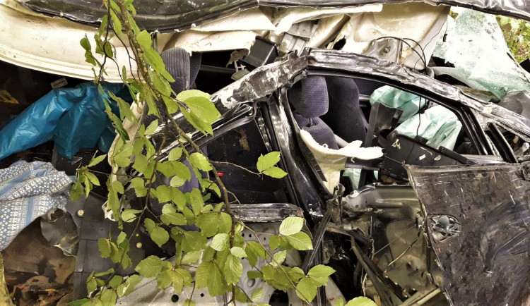 Osmnáctiletý řidič vyletěl s autem do lesa a doslova ho pověsil na stromy