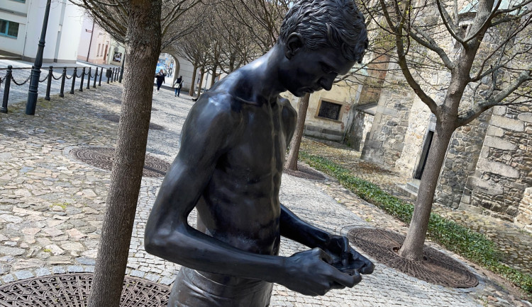 Vandal už podruhé během května zaútočil na populární sochu mladíka ve slipech, ulomil mu obě ruce