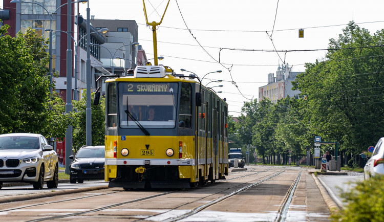 Kilometrový úsek tramvajové trati na Koterovské čeká oprava, stavební práce se dotknou i řidičů aut