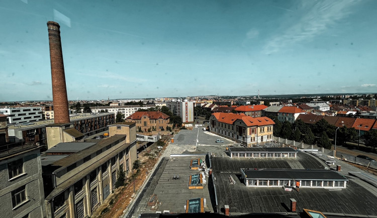 Pohled z dokončovaného TechToweru na areál Světovar