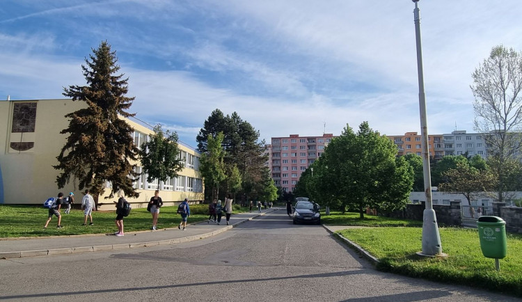 Rodiče už své ratolesti do školy neodvezou, obvod zakázal v ranních hodinách vjezd do ulice u základní školy