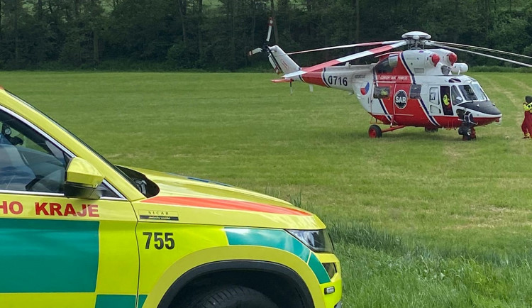 Senior nasedl na skútr bez helmy a havaroval, život mu zachránili svědci, kteří mu poskytli laickou resuscitaci