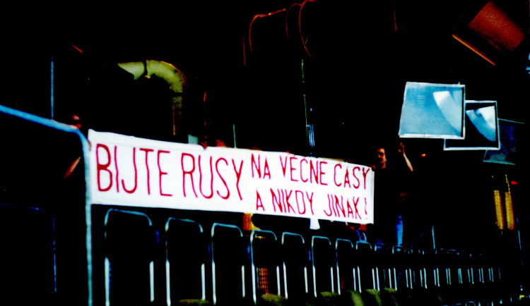 Čeští emigranti rozvinuli v Mnichově na hokejovém mistrovství světa v roce 1983 legendární protiruský transparent a byl z toho obrovský skandál