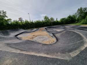 První pumptracková dráha ve městě se už brzy otevře veřejnosti, nedočkavá mládež se už teď prohání na staveništi