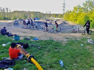 Na hřiště už teď chodí nedočkavá mládež