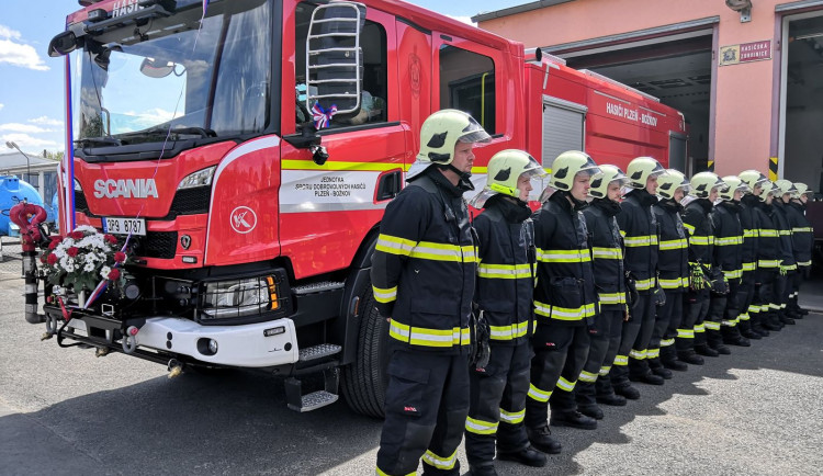 Dobrovolní hasiči v Plzni - Božkově převzali novou cisternu za osm milionů korun