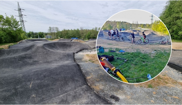 První pumptracková dráha ve městě se už brzy otevře veřejnosti, nedočkavá mládež se už teď prohání na staveništi