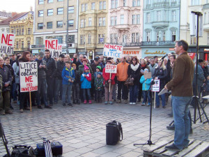 V roce 2017 se Pavel Bosák postavil do čela odporu proti obřímu průmyslovému parku v Plzni-Liticích. Záběr z projevu při demonstraci na Náměstí Republiky v Plzni.