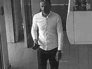 V elektru řádila sehraná dvojice zlodějů, jeden zabavil prodavače a druhý kradl, vše natočila kamera