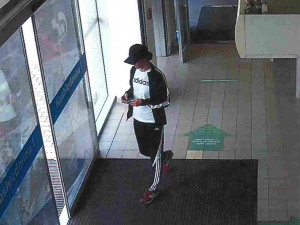 V elektru řádila sehraná dvojice zlodějů, jeden zabavil prodavače a druhý kradl, vše natočila kamera