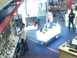 V elektru řádila sehraná dvojice zlodějů, jeden zabavil prodavače a druhý kradl, vše natočila kamera