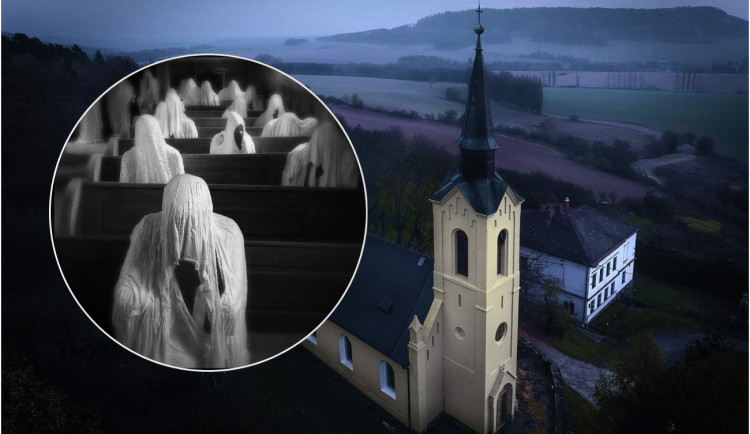 autor letecké fotografie: Josef Procházka, autor fotografie duchů věřících: Richard Beneš