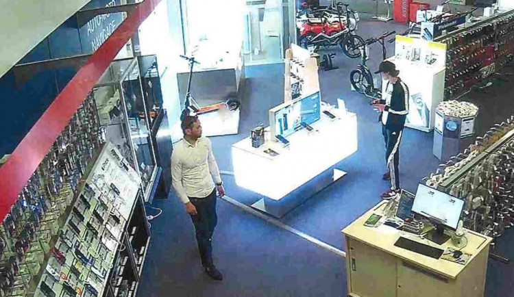 V elektru řádila sehraná dvojice zlodějů, jeden zabavil prodavače a druhý kradl, vše natočila kamera