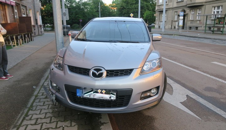 Opilý mladík za volantem se chtěl vyhnout kontrole a pokusil se policistům ujet, během honičky havaroval