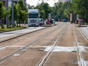 Začala oprava tramvajové trati Koterovská, stavební práce komplikují dopravu a zpožďují spoje MHD