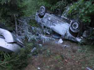 Automobil plný barev vylétl ze silnice, řidič skončil v nemocnici a jeho spolucestující v rukou cizinecké policie
