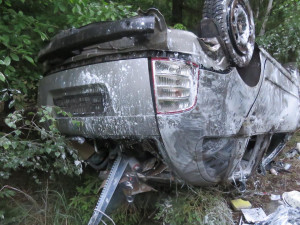 Automobil plný barev vylétl ze silnice, řidič skončil v nemocnici a jeho spolucestující v rukou cizinecké policie