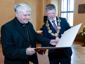 Václav Malý s primátorem Plzně Pavlem Šindelářem