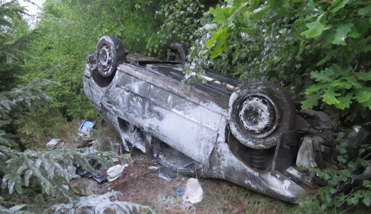 Automobil plný barev vylétl ze silnice, řidič skončil v nemocnici a jeho spolucestující v rukou cizinecké policie