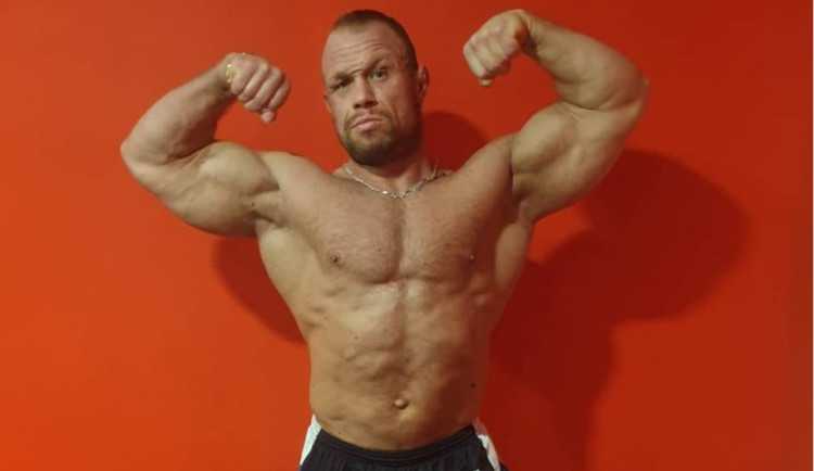 Státní zástupce zrušil trestní stíhání kontroverzního kulturisty Grznára za jeho chvalozpěvy o válce