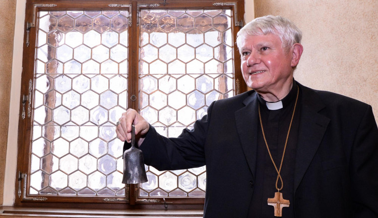 Prestižní Cenu 1. června a zvonec symbolizující Den prvního zvonění, převzal v Plzni Václav Malý, kněz a jeden z mluvčích Charty 77.