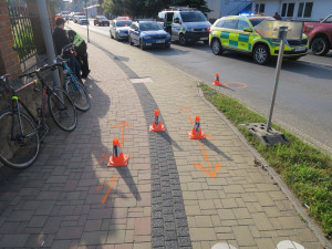 Při srážce dvou cyklistů se vážně zranila žena na elektrokole, neměla nasazenou helmu