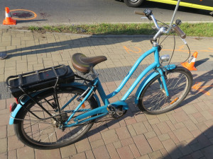 Při srážce dvou cyklistů se vážně zranila žena na elektrokole, neměla nasazenou helmu