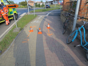 Při srážce dvou cyklistů se vážně zranila žena na elektrokole, neměla nasazenou helmu